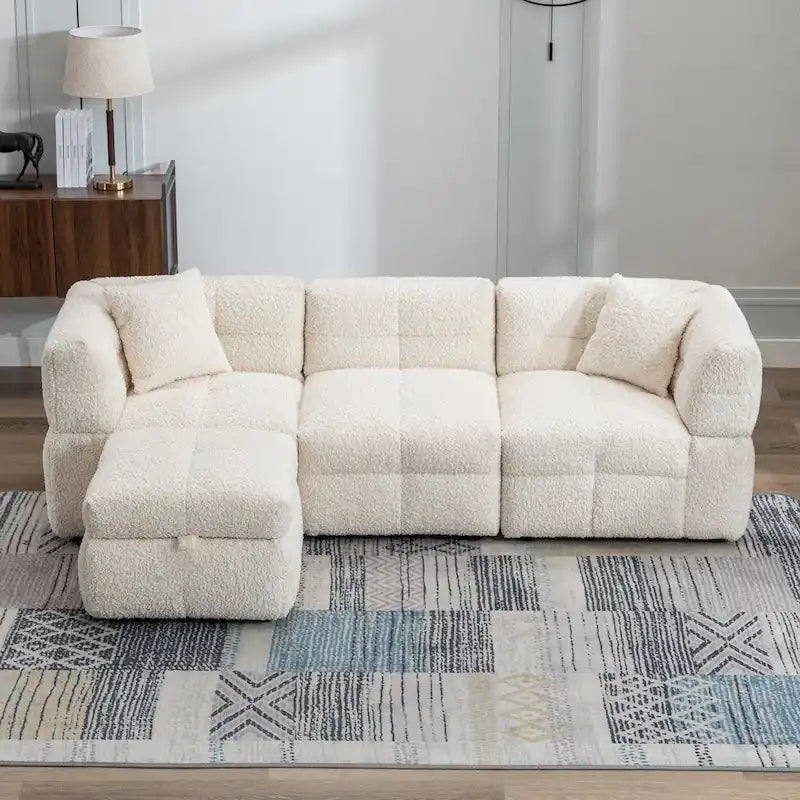 Divano sezionale Roomfitters Cozy in tessuto pile Teddy con porte USB, pouf contenitore mobile e due cuscini lombari