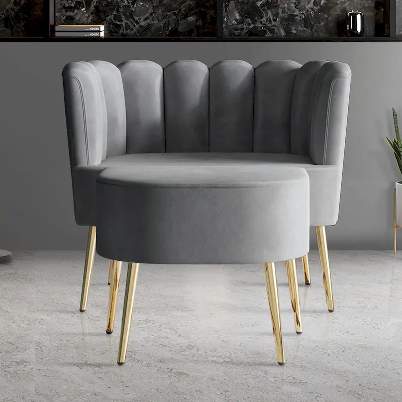 Poltrona di lusso con rivestimento in velluto e sgabello poggiapiedi