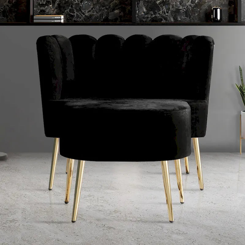 Poltrona di lusso con rivestimento in velluto e sgabello poggiapiedi