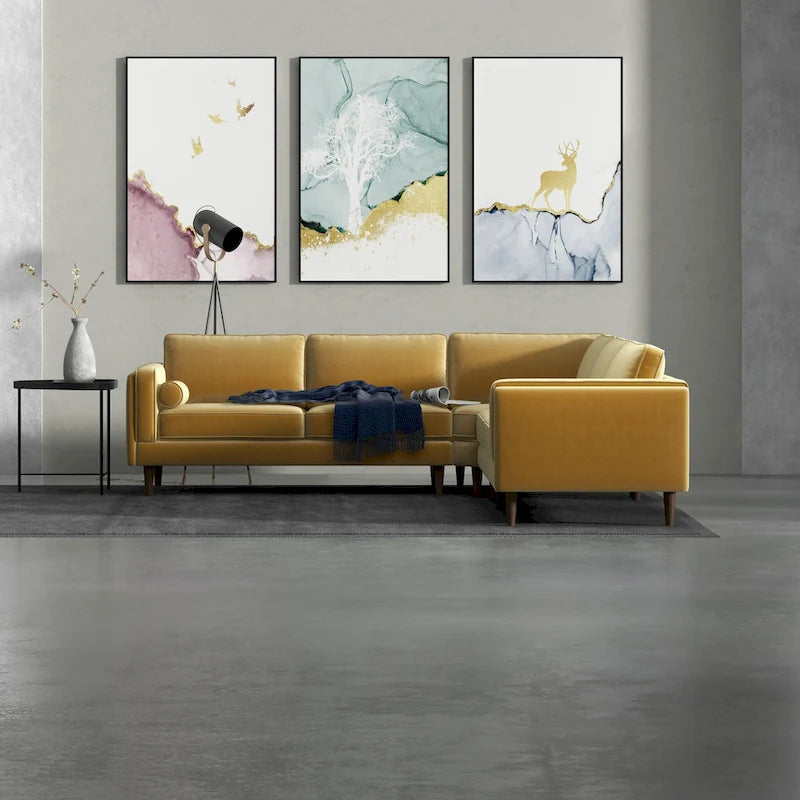 Divano angolare simmetrico Flavio Mid Century in velluto color oro con cuscini posteriori sfoderabili