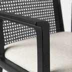 Sedia da pranzo con seduta in tessuto crema, schienale in canna e struttura in legno massello marrone chiaro