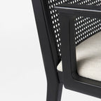 Sedia da pranzo con seduta in tessuto crema, schienale in canna e struttura in legno massello marrone chiaro