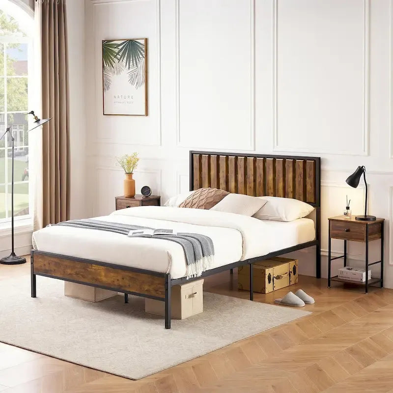 Struttura letto a piattaforma, testiera rustica in legno vintage