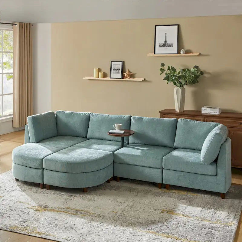 Divano sezionale moderno Mattia con contenitore sotto-sedile, tavolo rotondo e gambe in legno massello di HULALA HOME